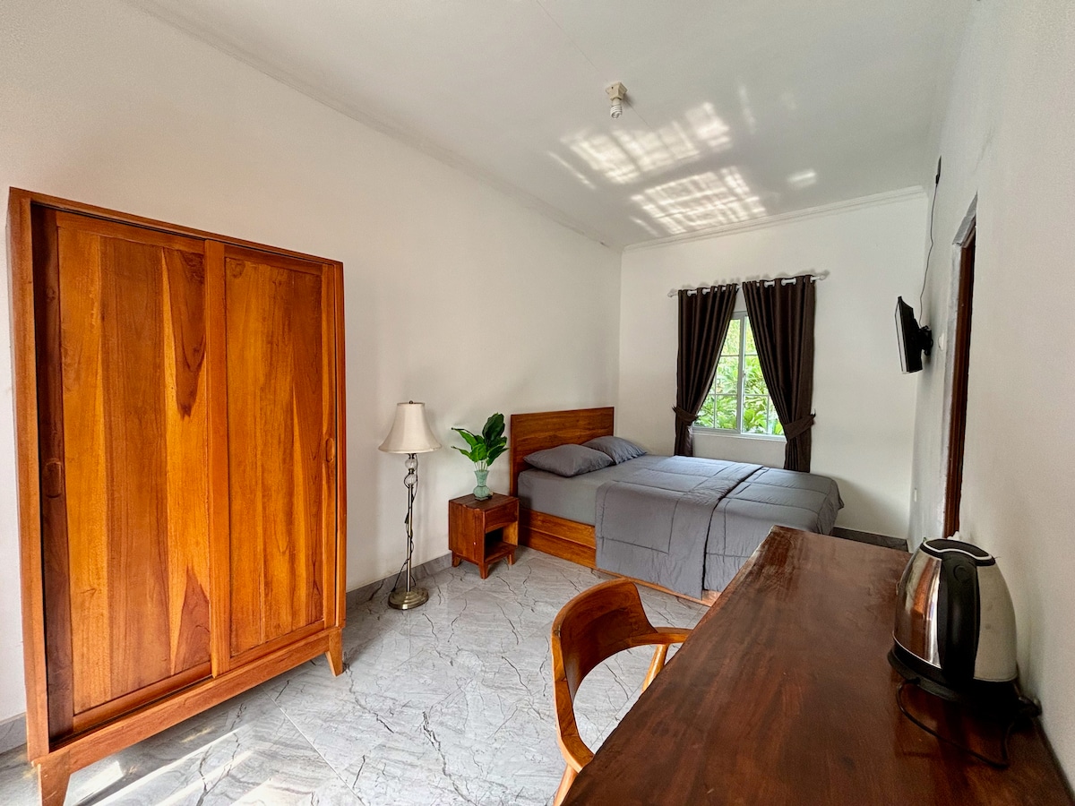 Jingga Guesthouse - Orange Room