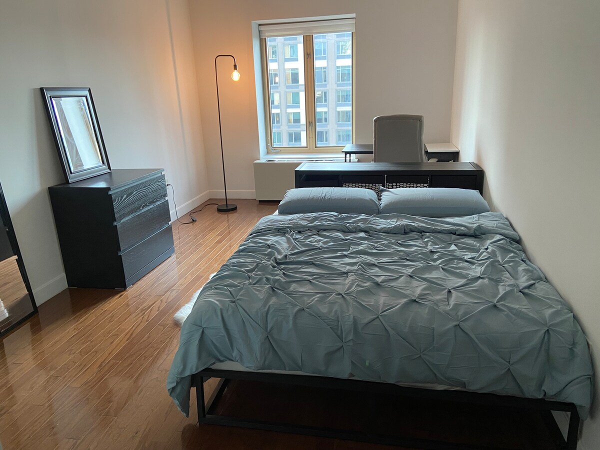 宽敞的独立卧室，可欣赏曼哈顿景观