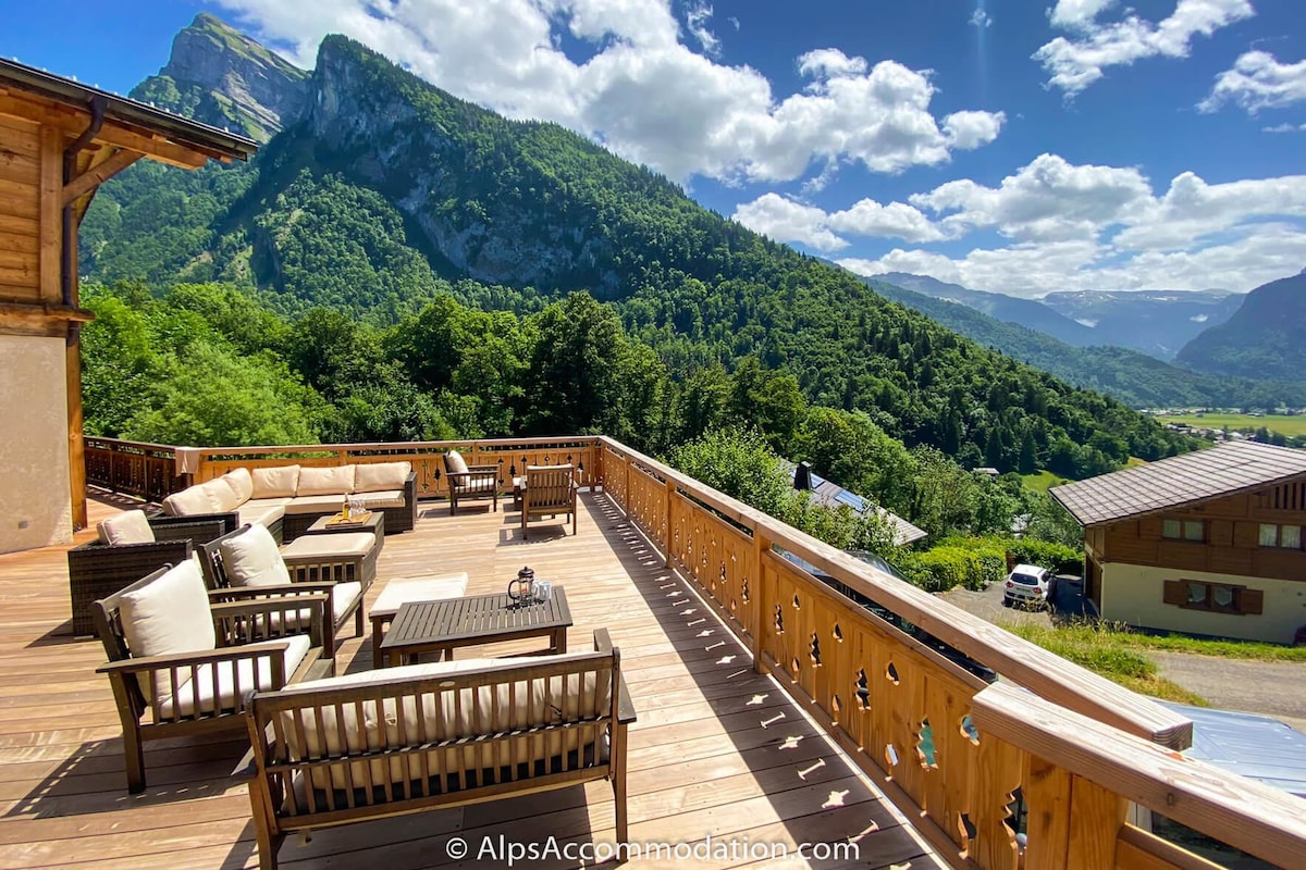 Chalet Falcon with pool+hot tub