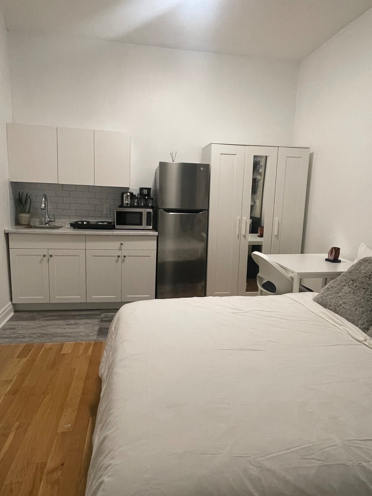 Beautiful Large Room Downtown Shared Washroom