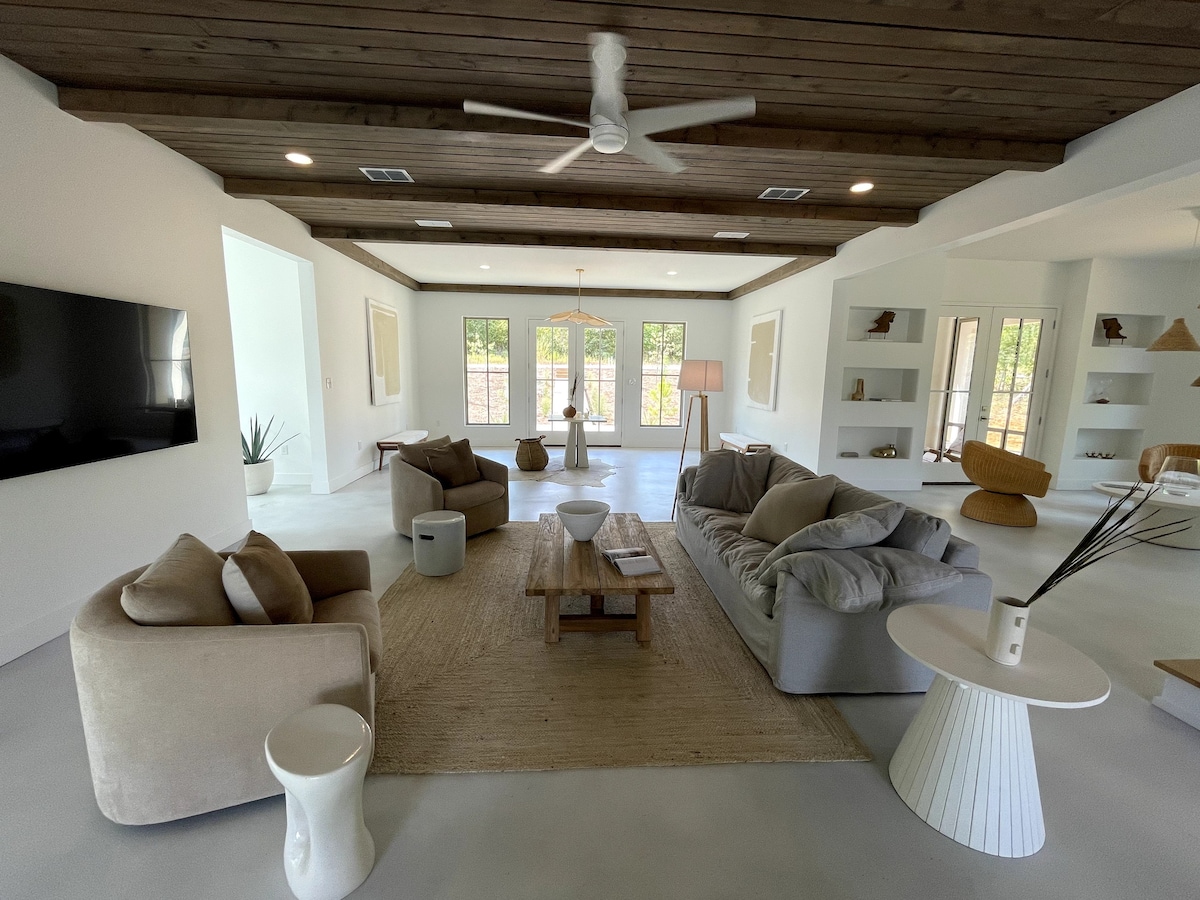 4BR luxe home with beach & pool