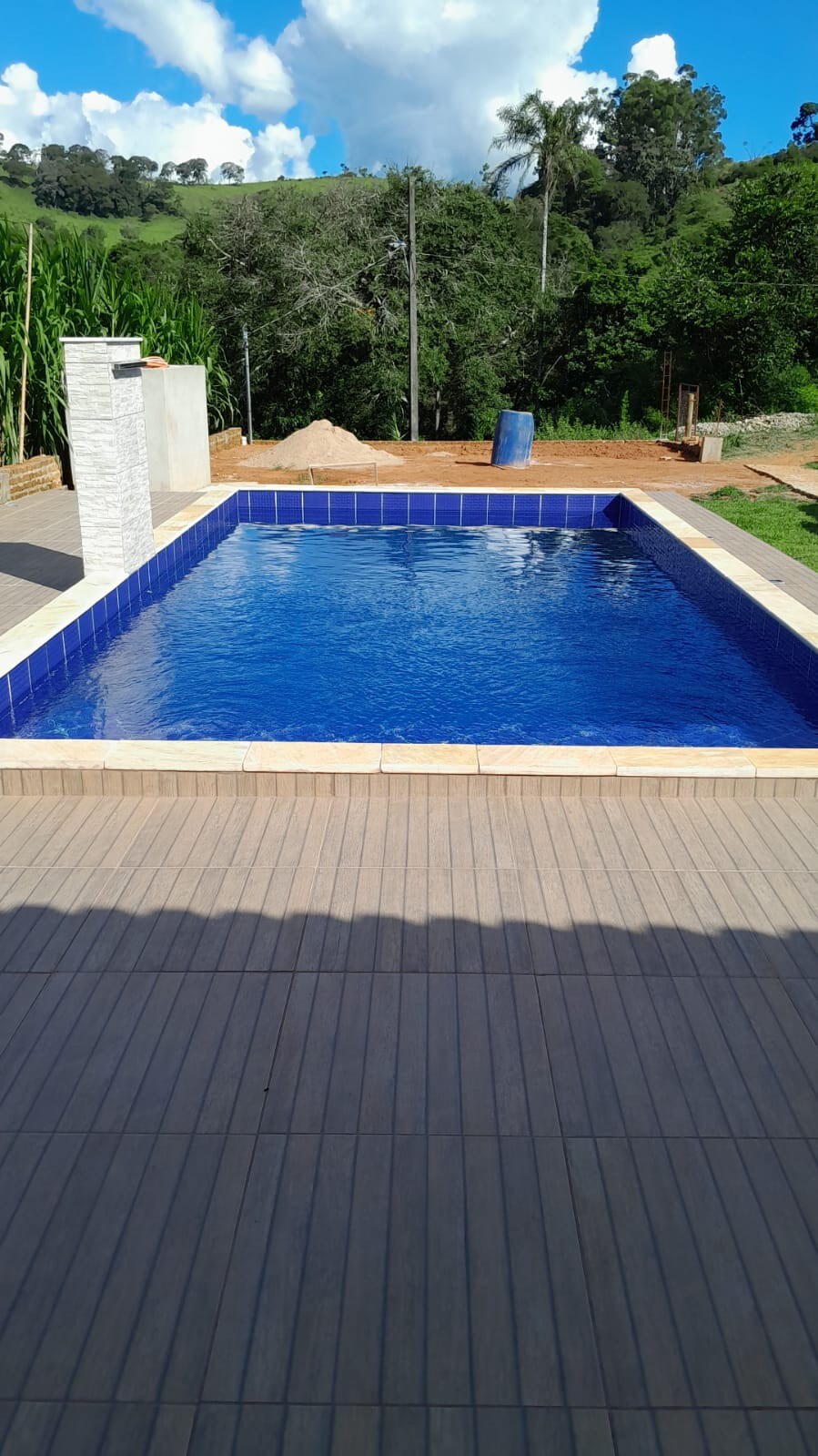 Sitio com piscina.