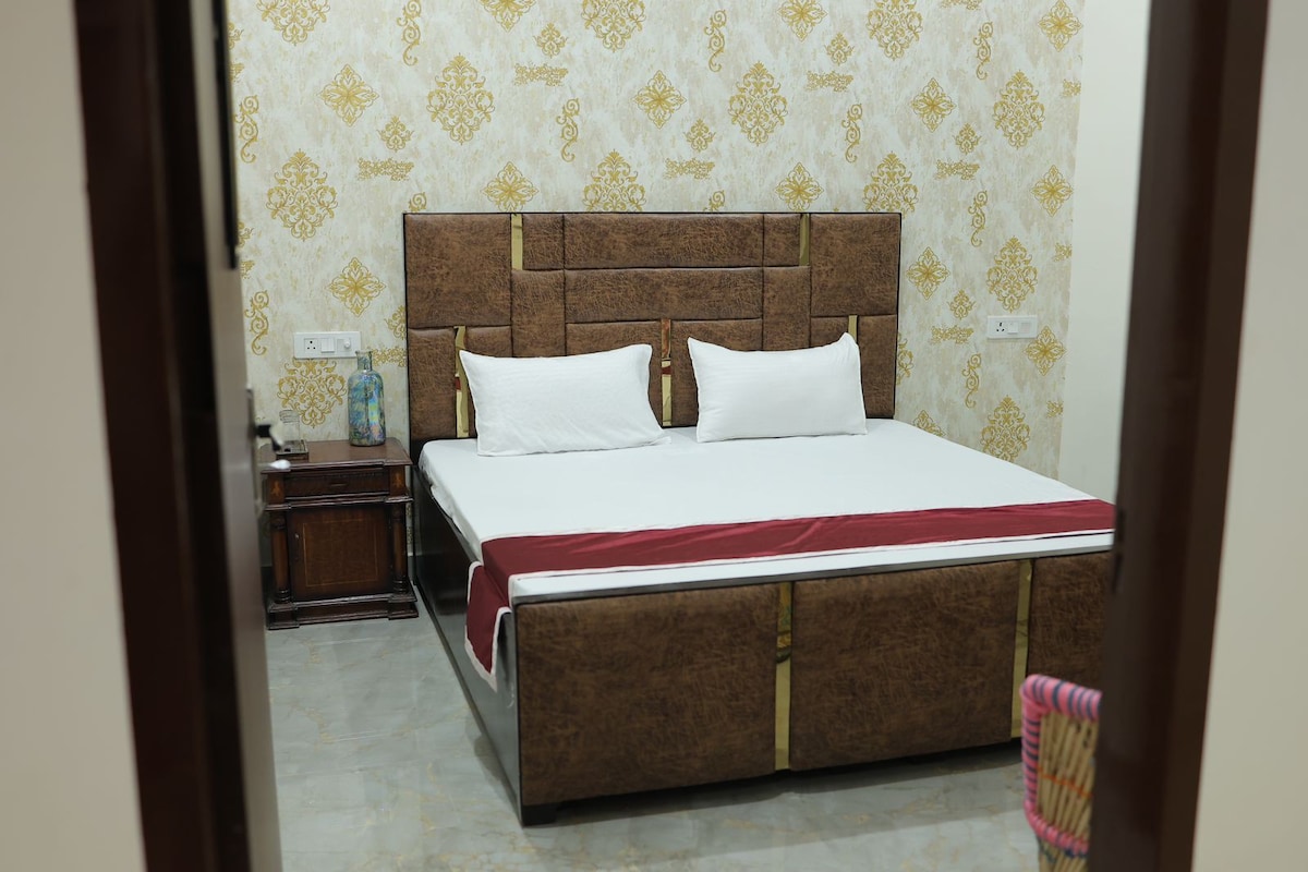 "Saroj Villa - 2 Rooms Sets