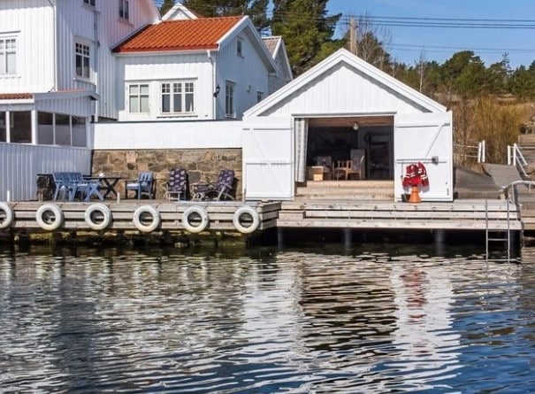 Hus, båthus og brygge i Lyngør.