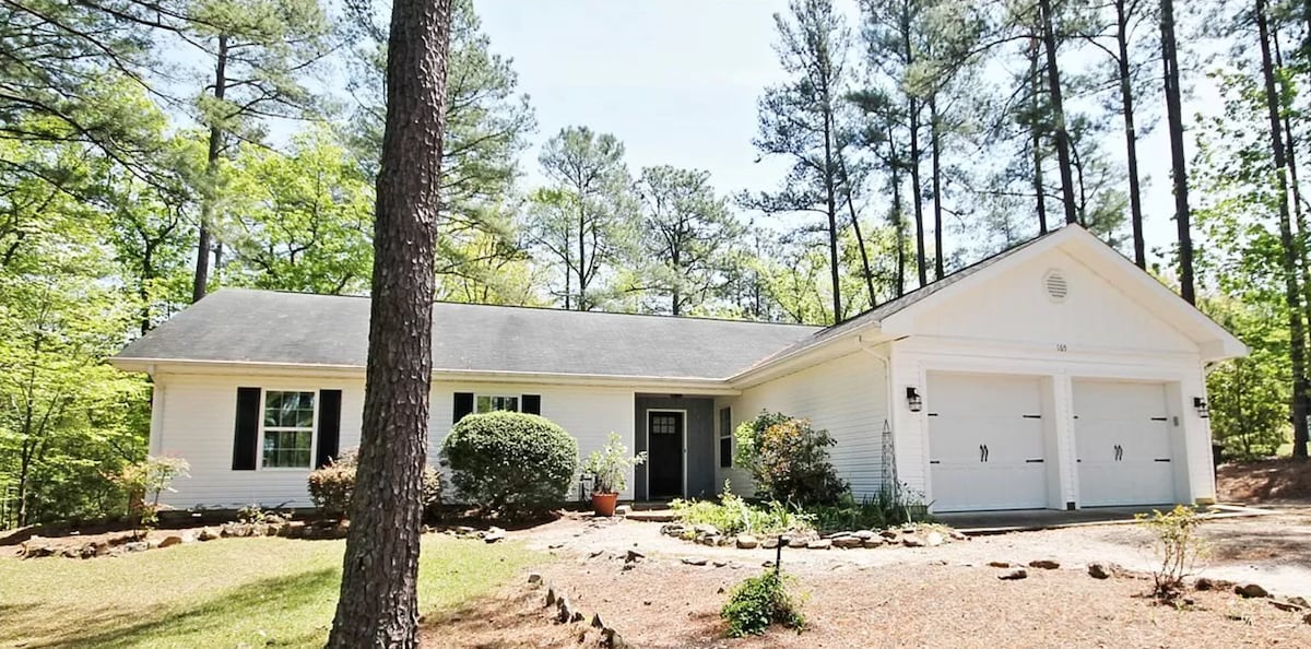 Pines retreat - pet friendly fenced yard near golf