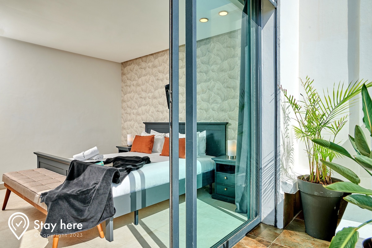 Bright Penthouse | Private Terrace | Free Parking