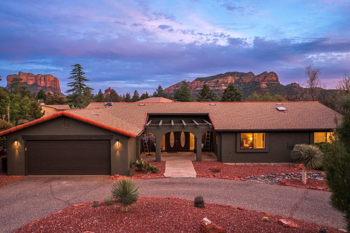 High-end 3BR Home w/ Spa, Firepit & Red Rock Views