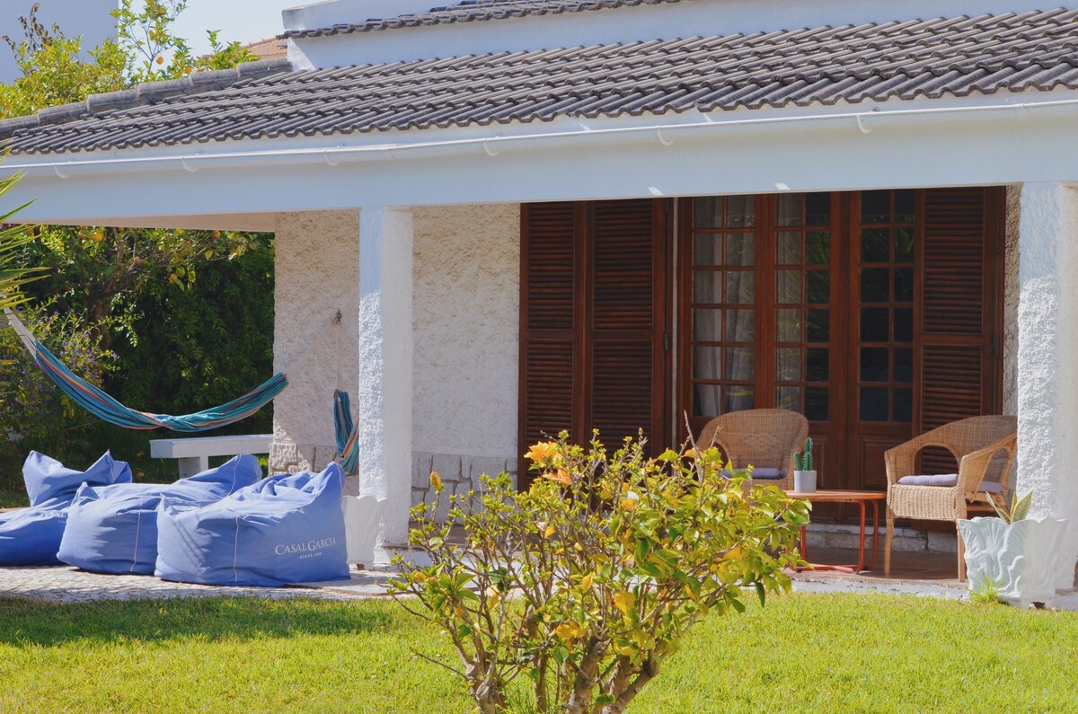 'Surf lodge near the beach'