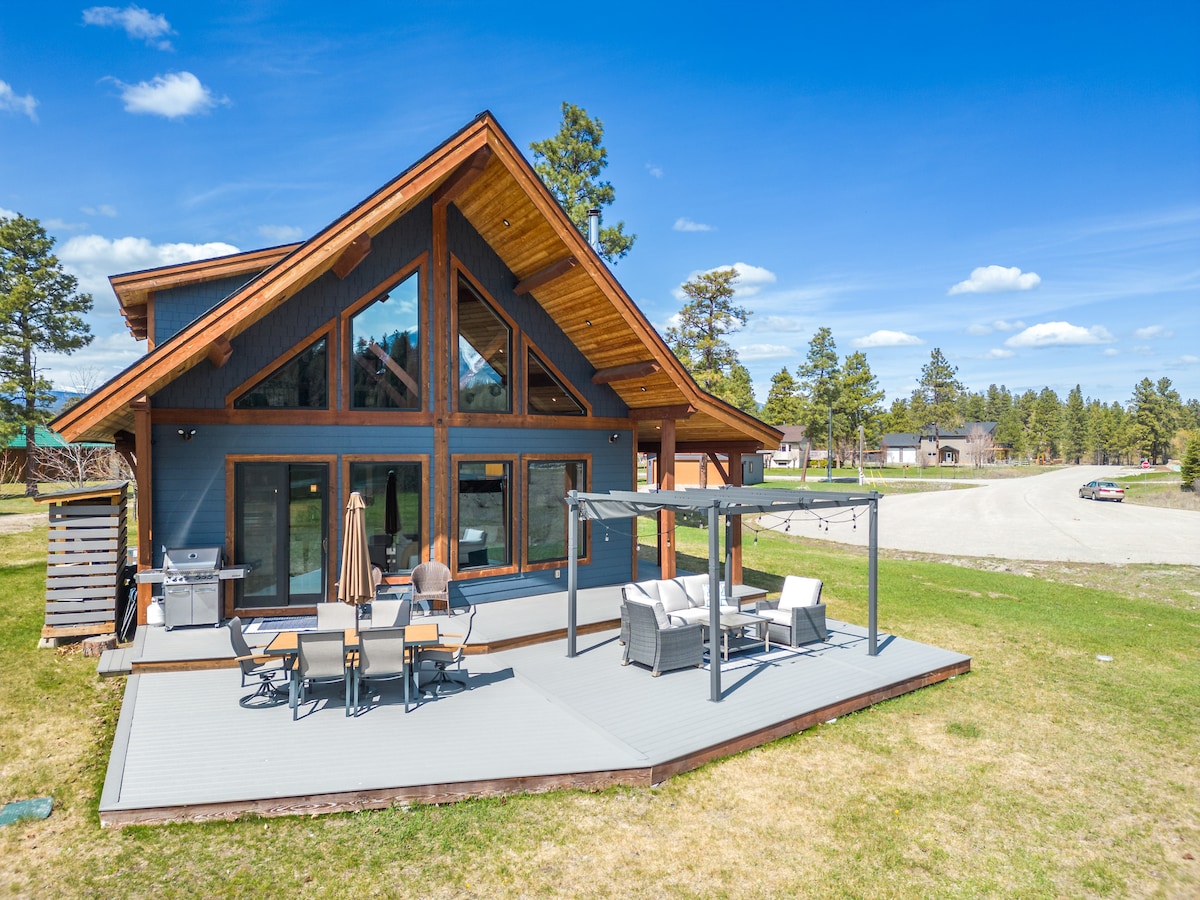 Waterfront Lodge | Private Dock | Rocky Mountains