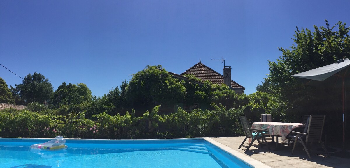 Les Hirondelles Marignac with private pool