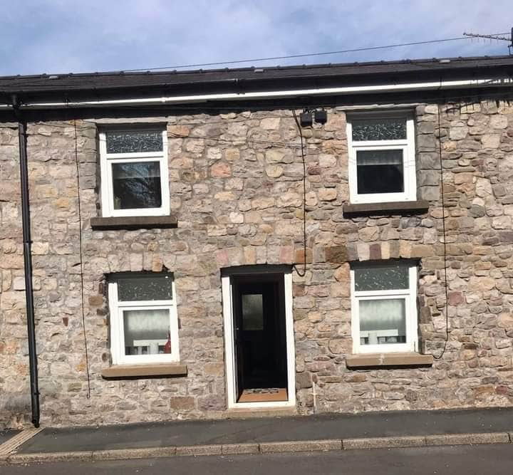 Cosy Cottage opposite River Tawe