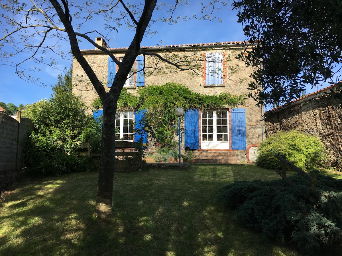 Maison aux volets bleus