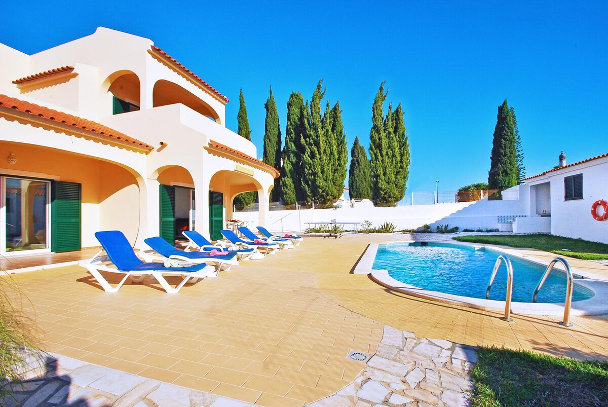 Fabulous Traditional Villa With Heatable Pool
