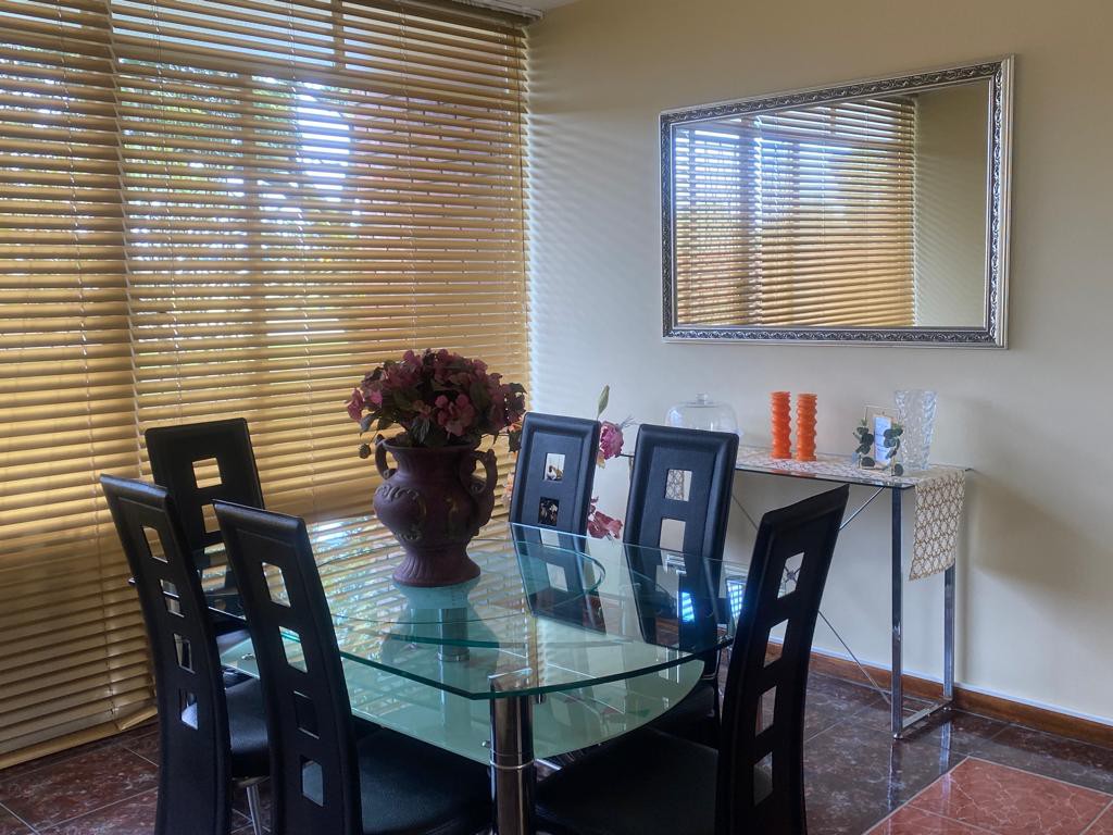 Neat 2 bed flat, lounge & dining