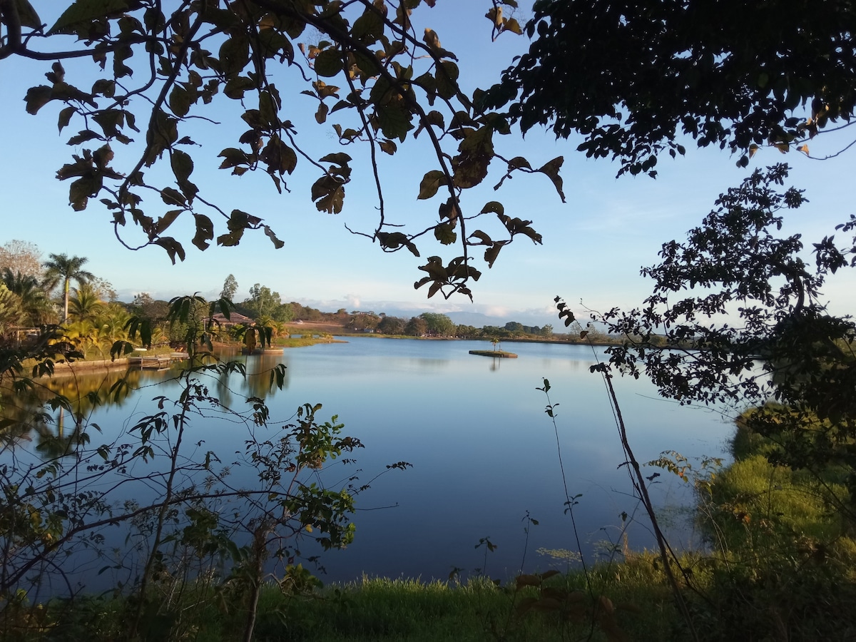 Cabaña a orilla de lago privado.