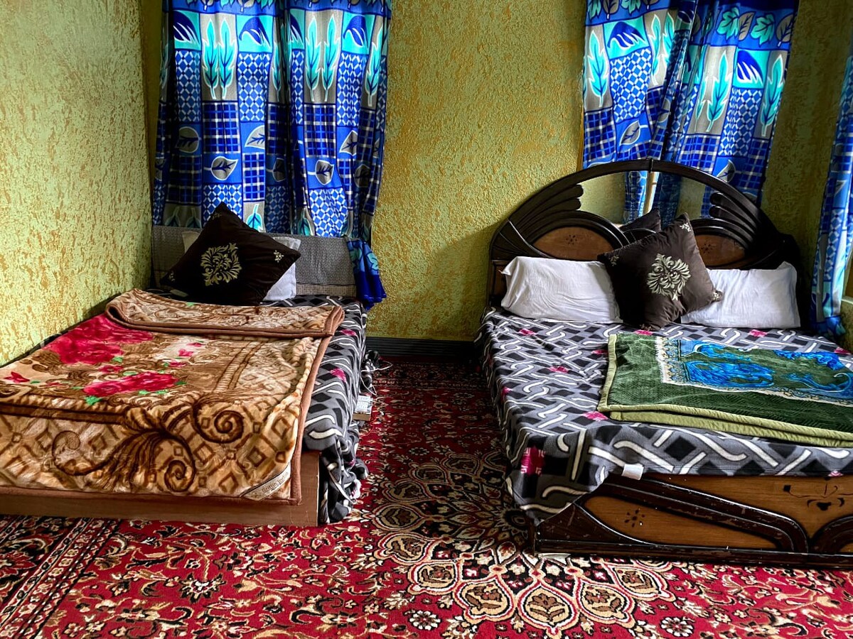 Hotel Sunlight Srinagar / Triple Bedroom