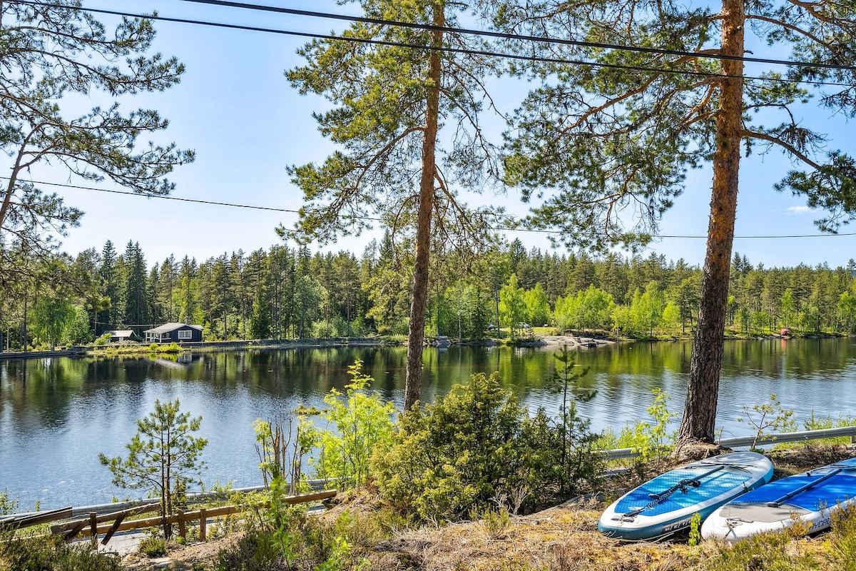 Cozy cabin by the lake