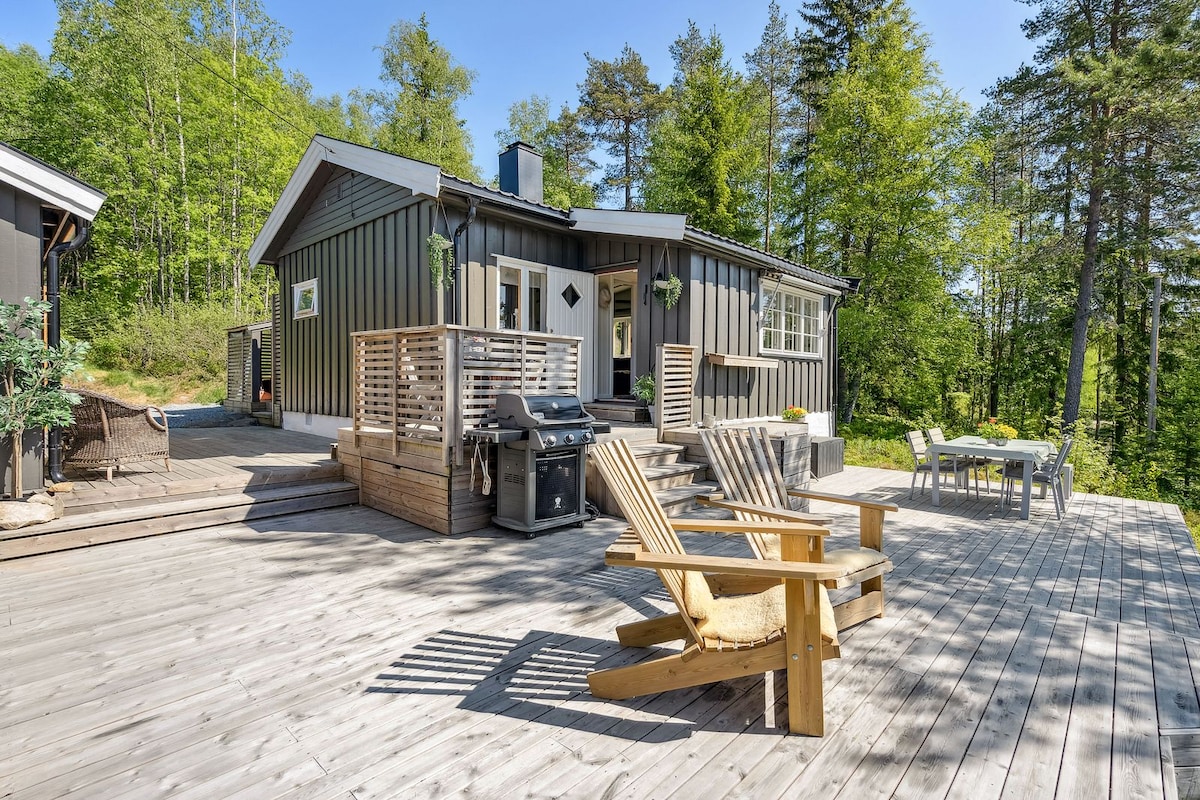 Cozy cabin by the lake