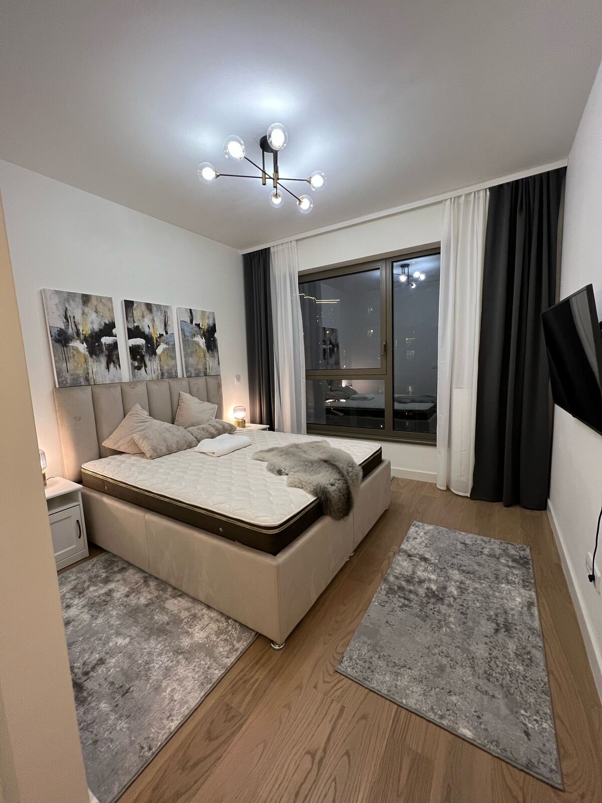 2-Bedroom Luxurious Apartment BW