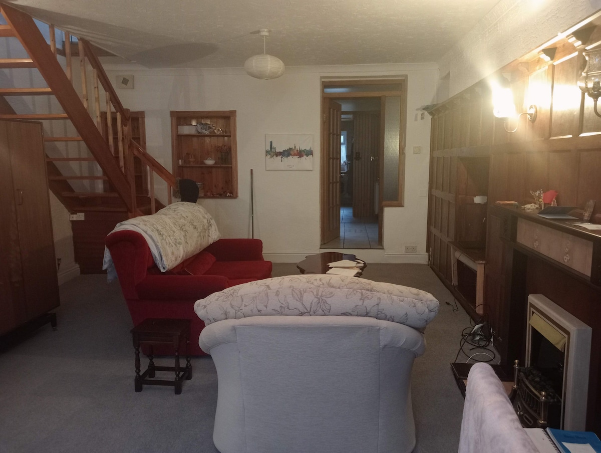 Double room, quiet home at RCT