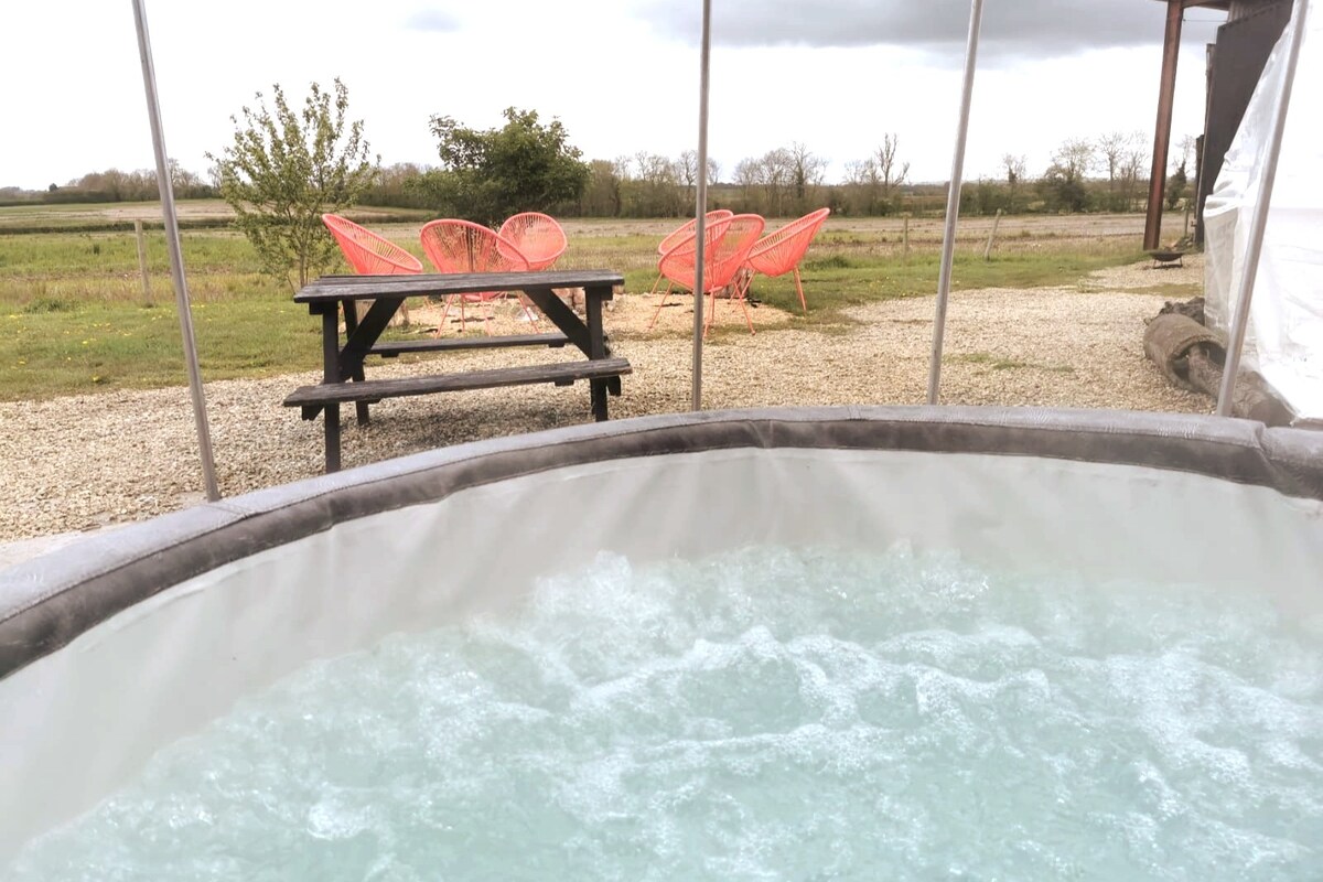 Hot Tub Countrylife Dome, Games Room, Firepit, BBQ