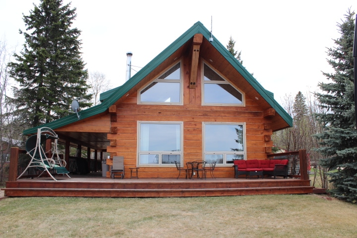 Cozy Lakefront Retreat