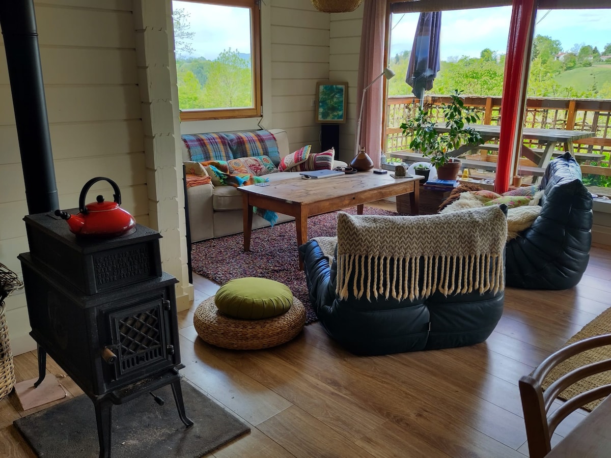 Chambre dans maison en bois cosy et lumineuse