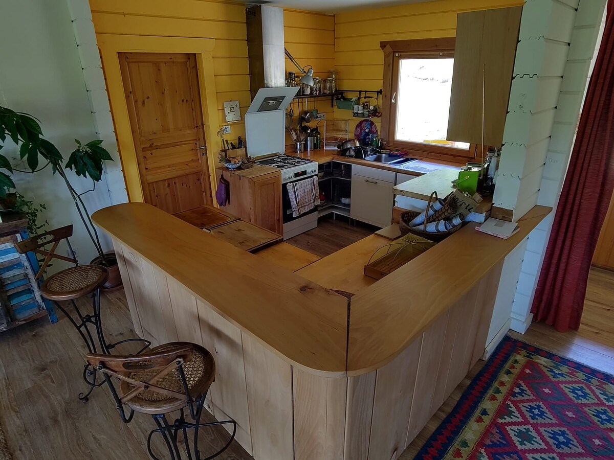 Chambre dans maison en bois cosy et lumineuse