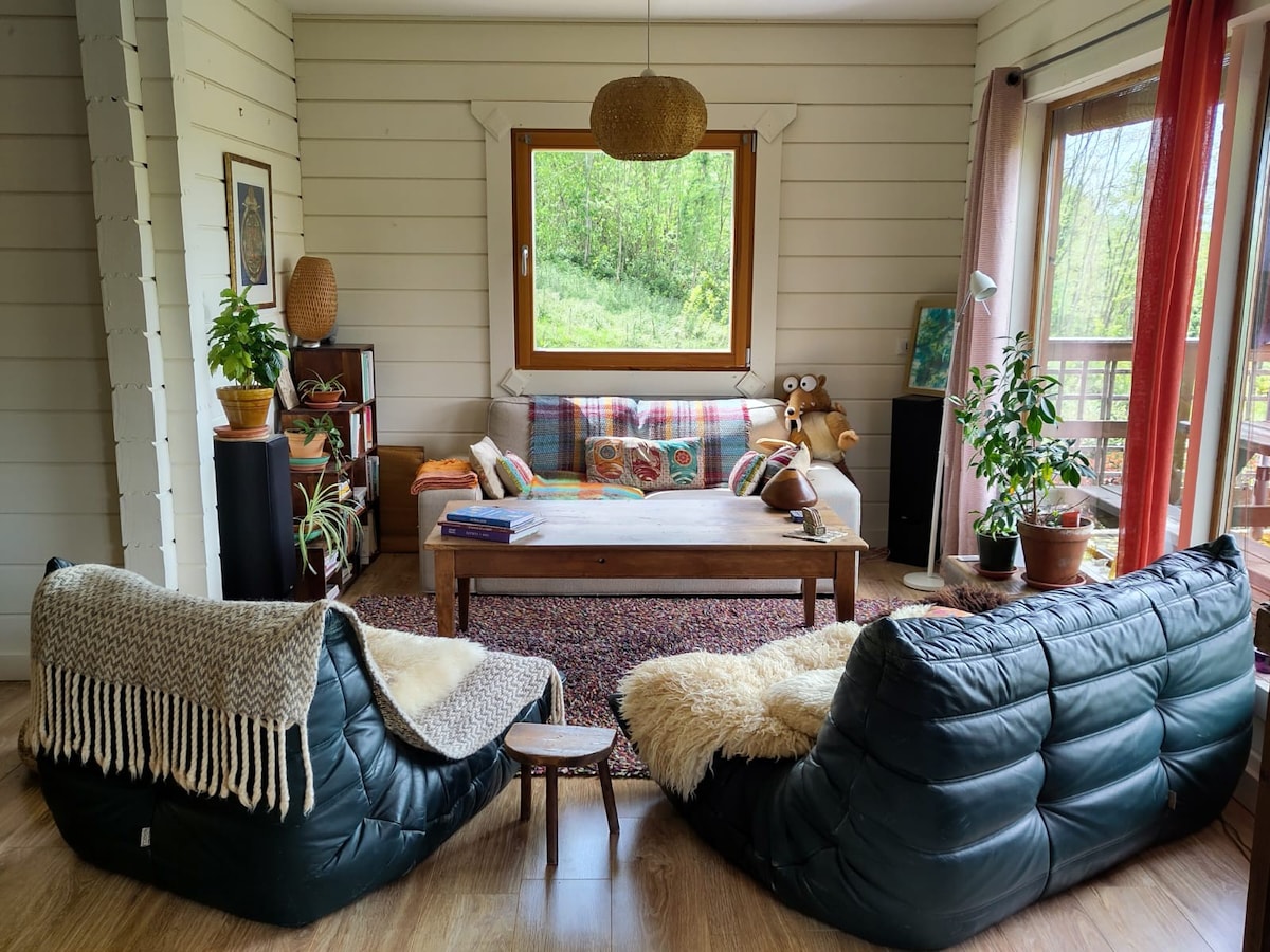 Chambre dans maison en bois cosy et lumineuse