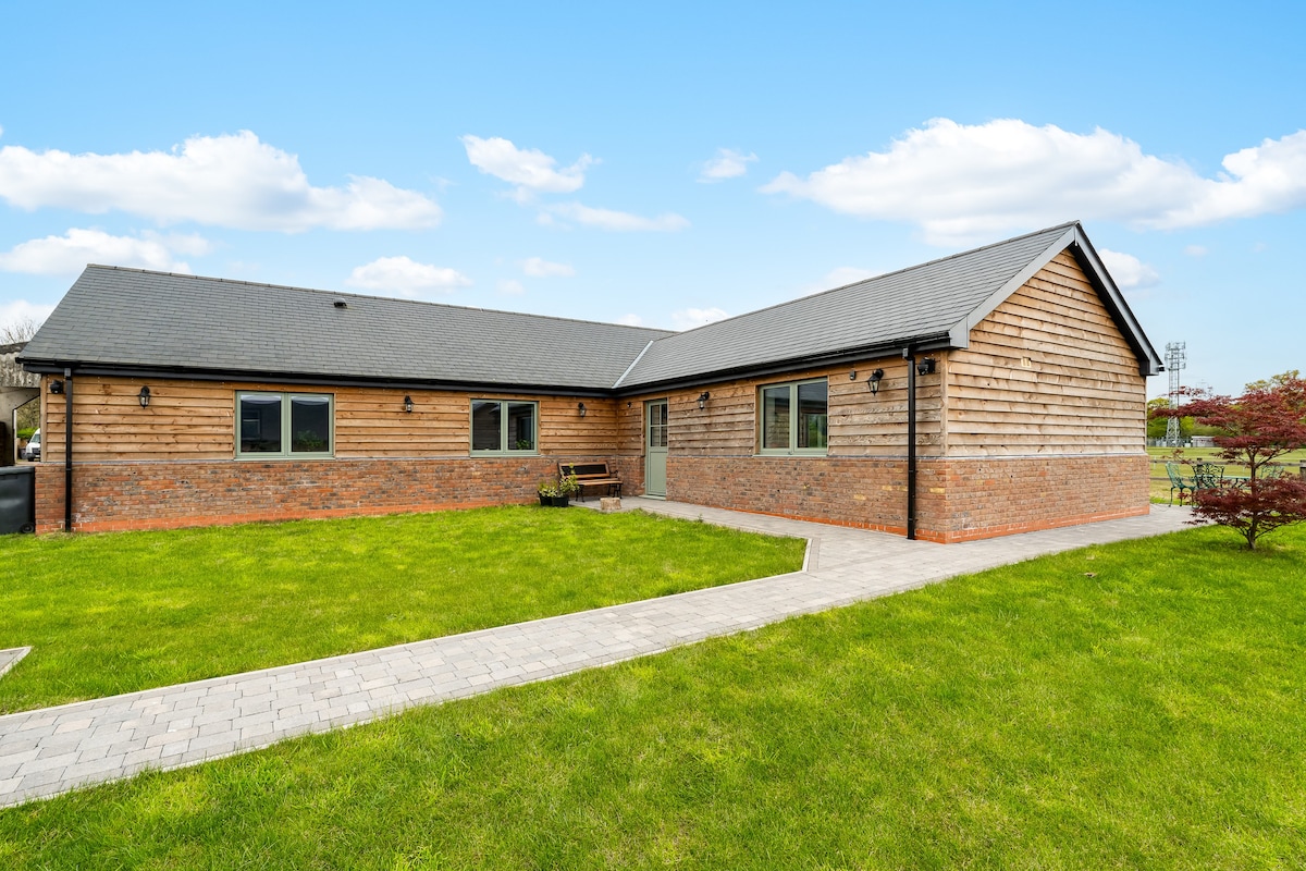 Modern 4 Bed Bungalow - Peaceful Rural Setting