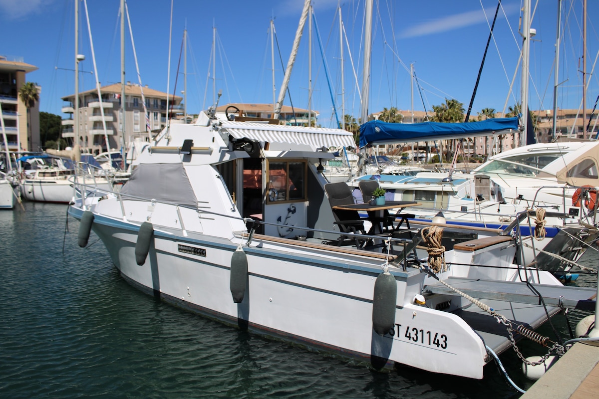 nuits insolites sur bateau à quai sur Fréjus