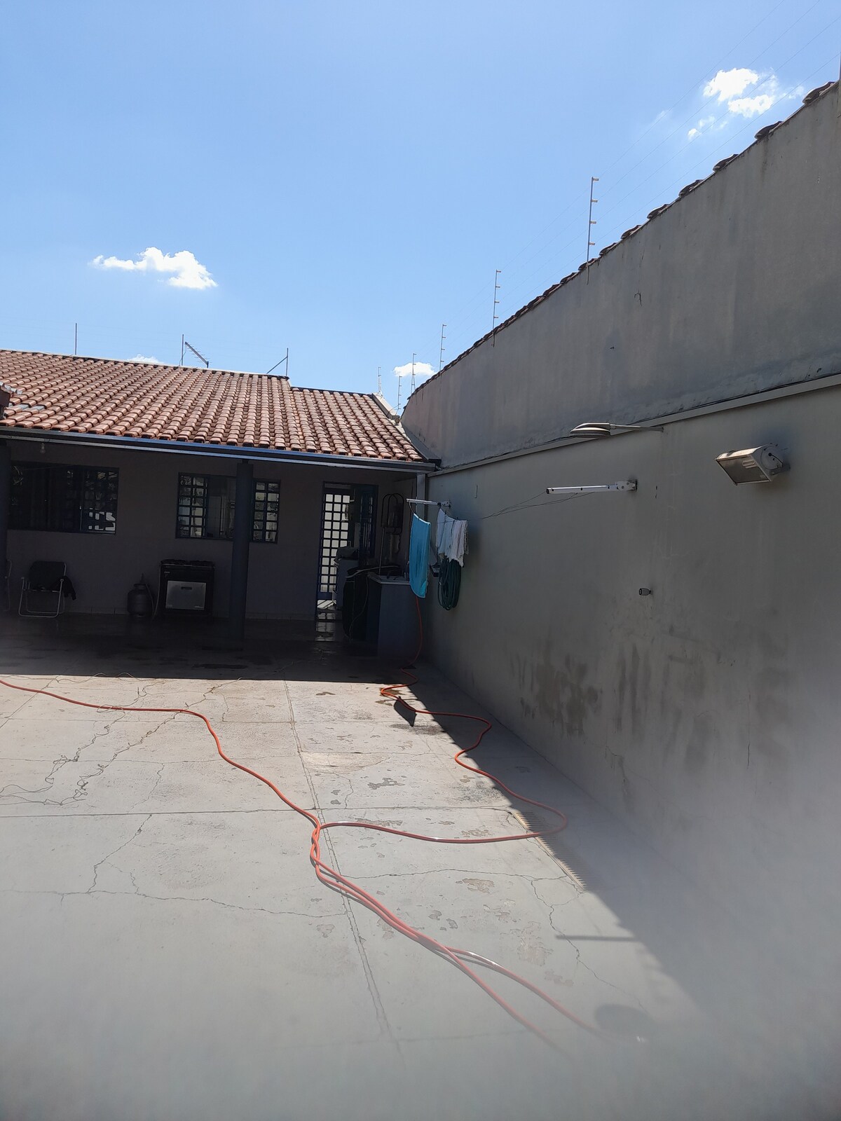 Casa . Garagem externa 200metros