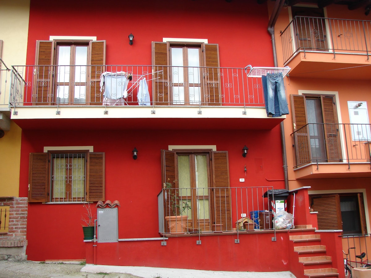 La casa rossa nel Monferrato a Moncucco Torinese