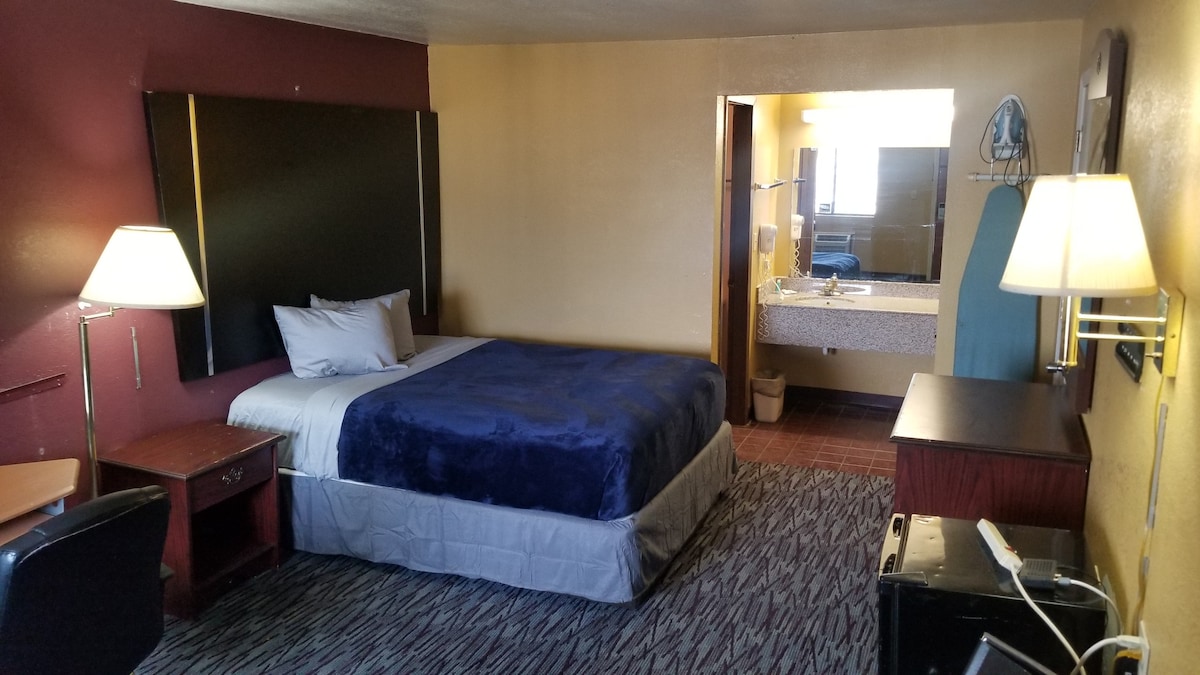 San Antonio King Bed Hallmark Inn Hotel Room