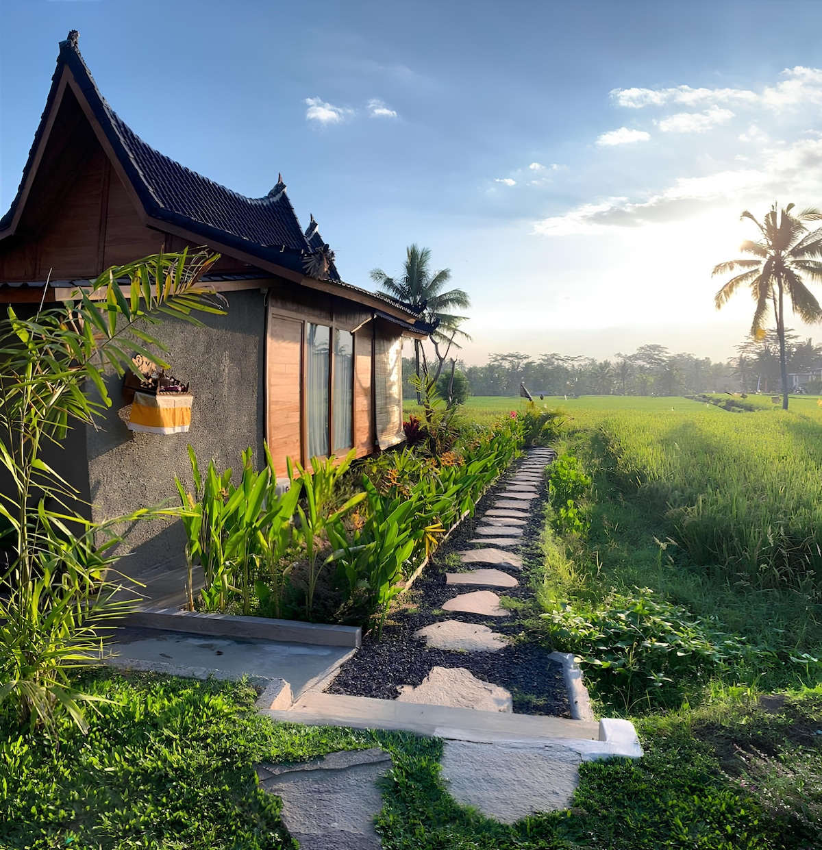 乌布德（ Ubud ）带稻田的木屋