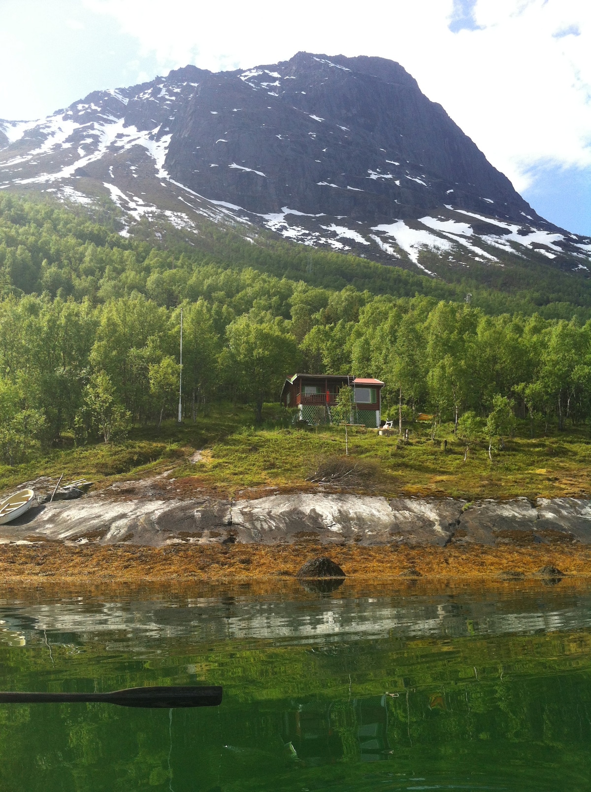 Liten hytte vid havet