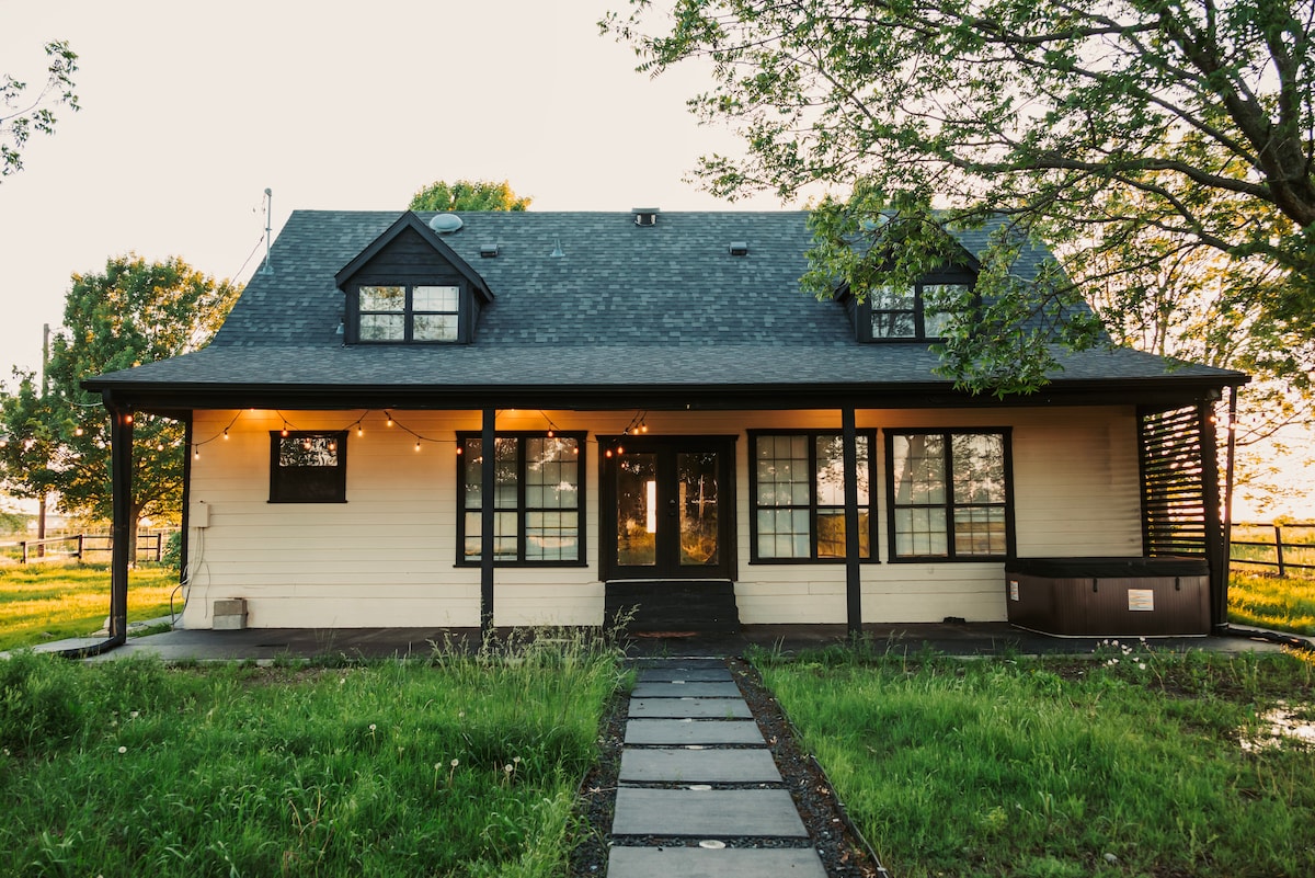 Amazing Sunsets at a gated Texas farm with Hot-tub