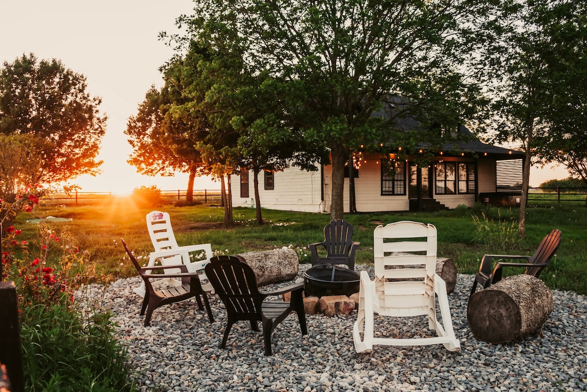 Amazing Sunsets at a gated Texas farm with Hot-tub