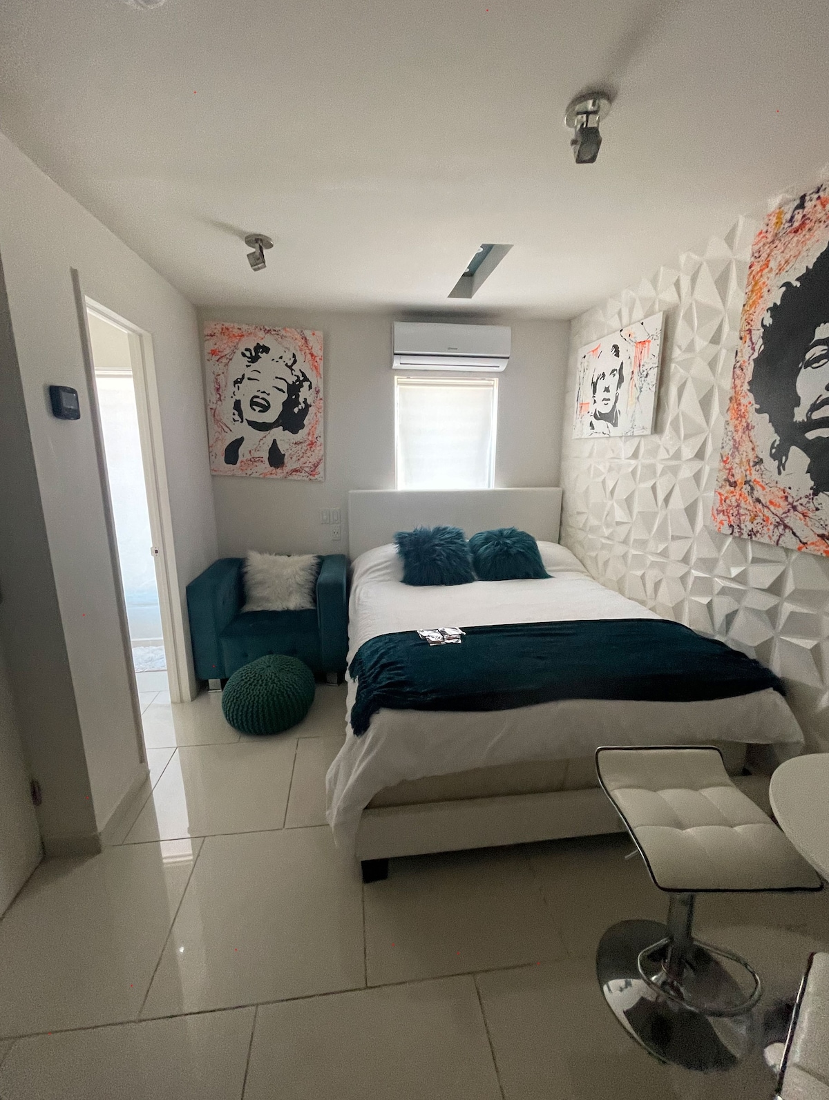 Private Small Studio In Downtown Queen Bed 23