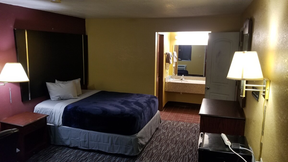 Livingston King Bed Economy Inn Room 127