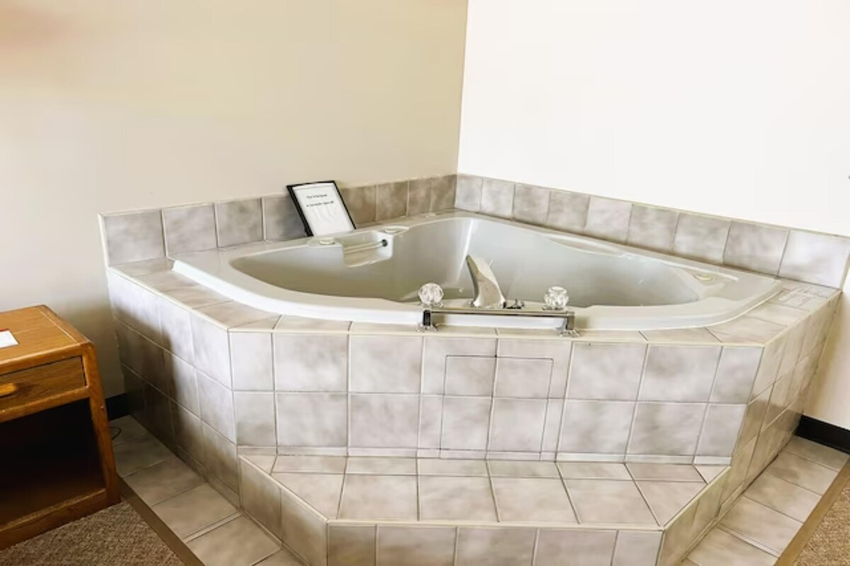 Pipestone Inm King Bed with Jetted Tub