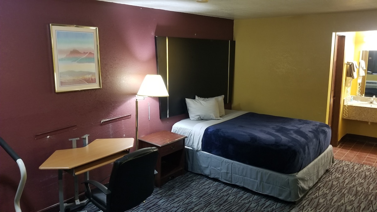 Livingston King & Double Bed Economy Inn Room 132