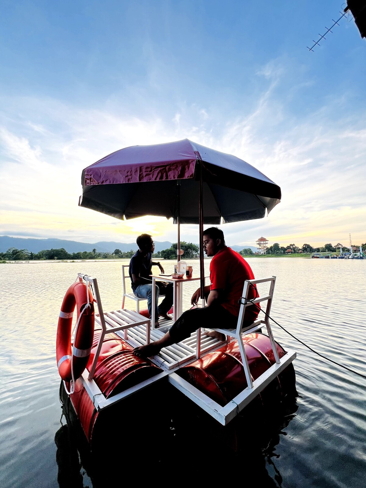 Rumah rakit berada atas Tasik