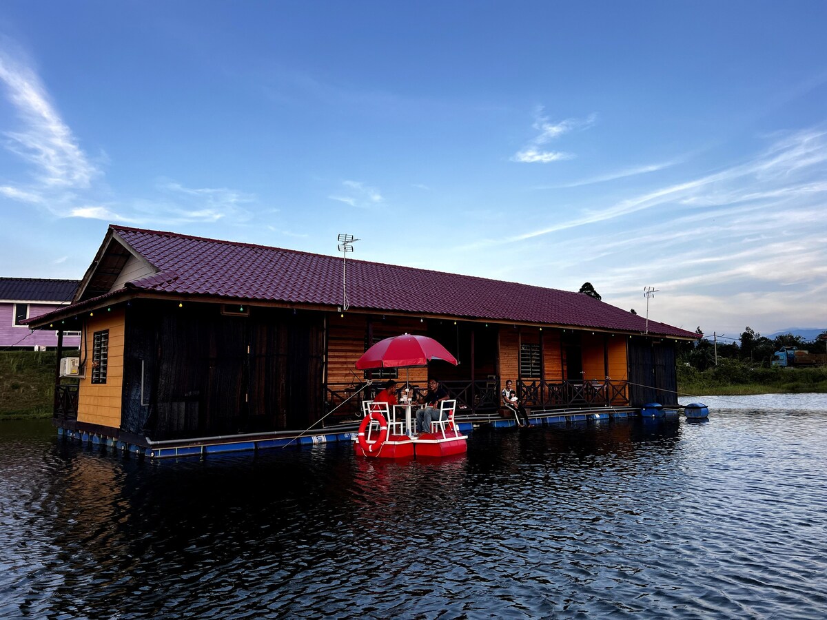 Rumah rakit berada atas Tasik