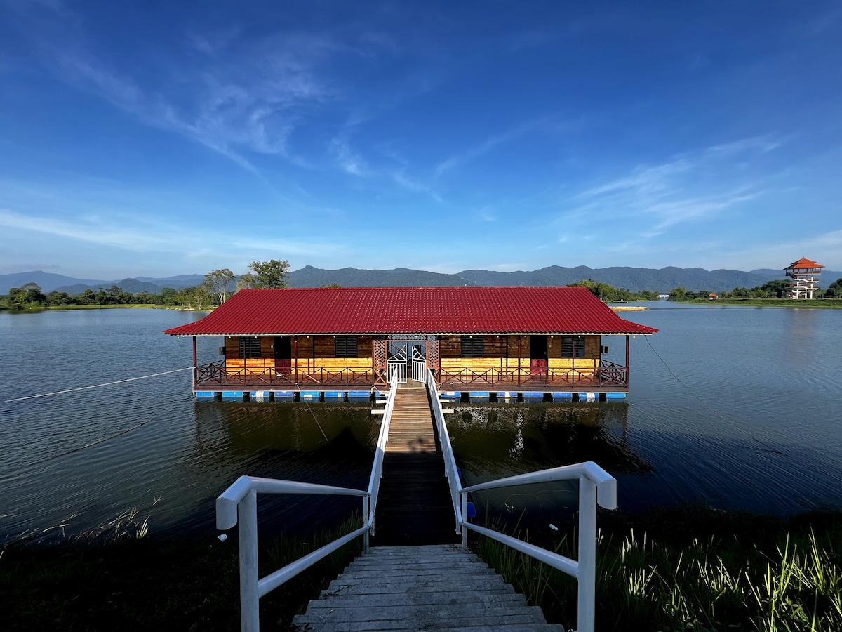 Rumah rakit berada atas Tasik