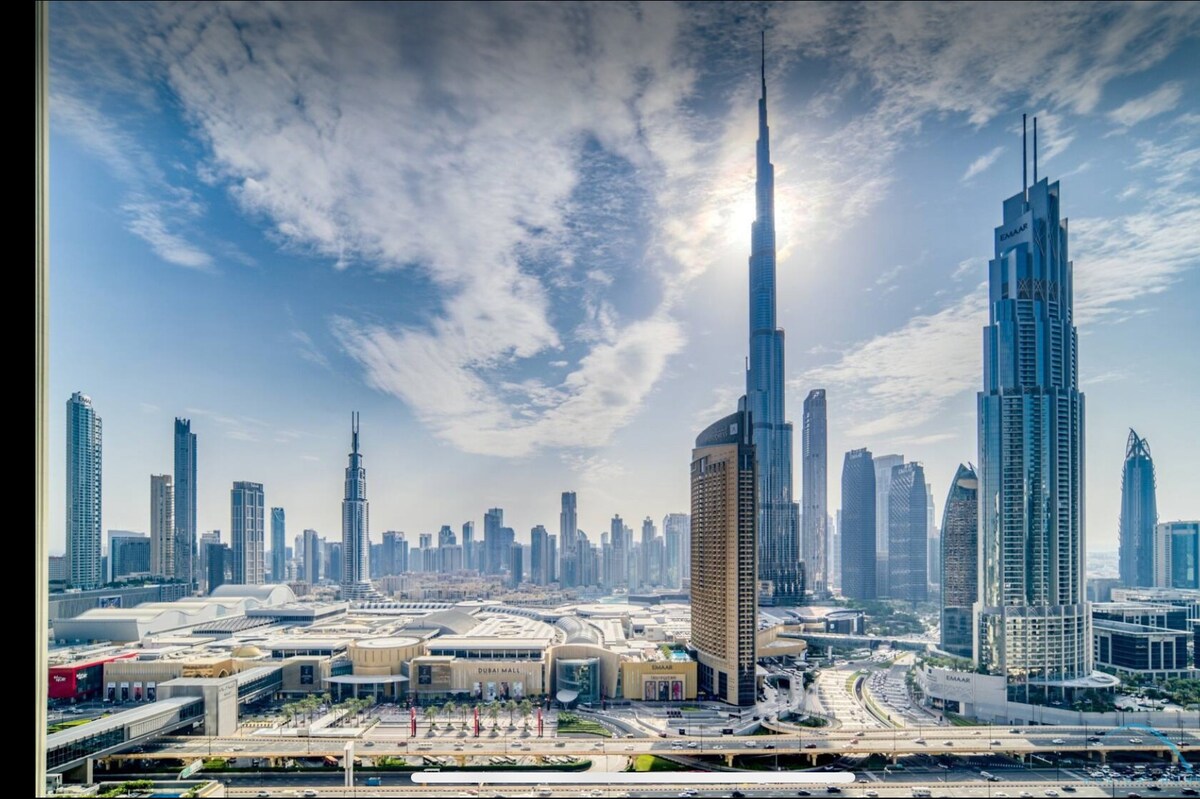 Luxurious 2BR with Spectacular Burj Khalifa Views