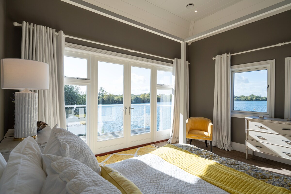 The Lake House - Luxury Lakeside 6 Bedroom Lodge