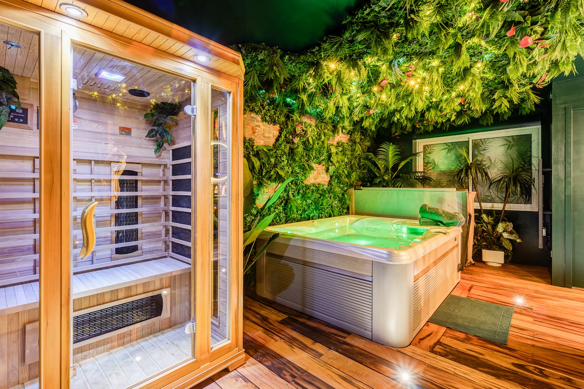 Jungle Love Room with indoor jacuzzi and sauna