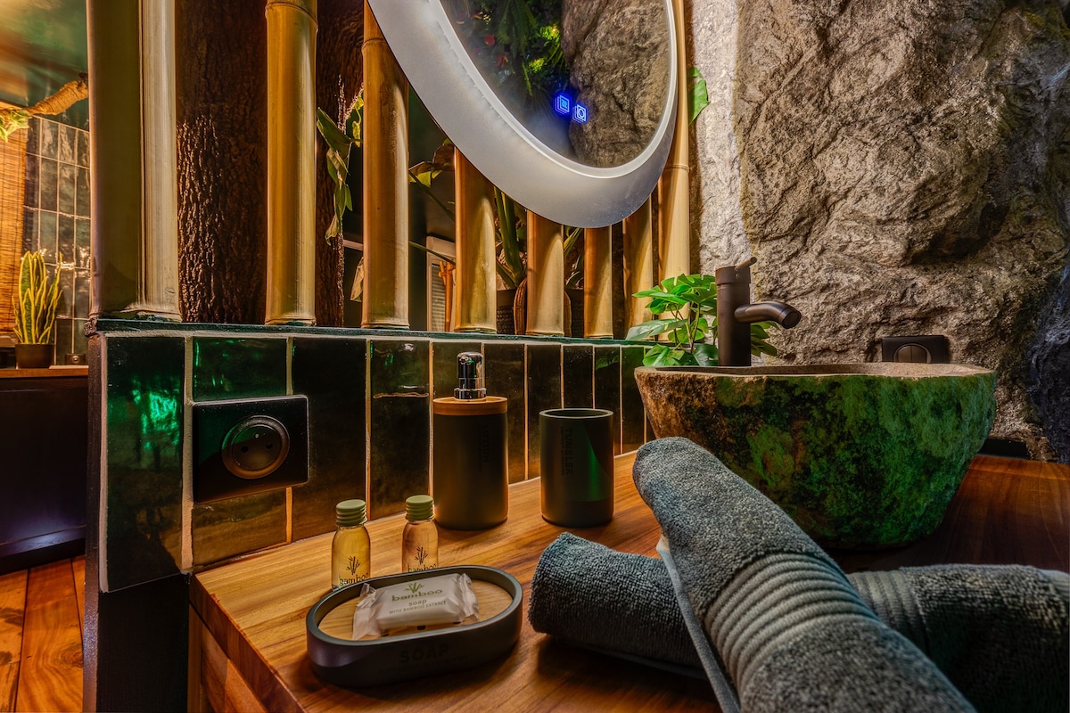 Jungle Love Room with indoor jacuzzi and sauna