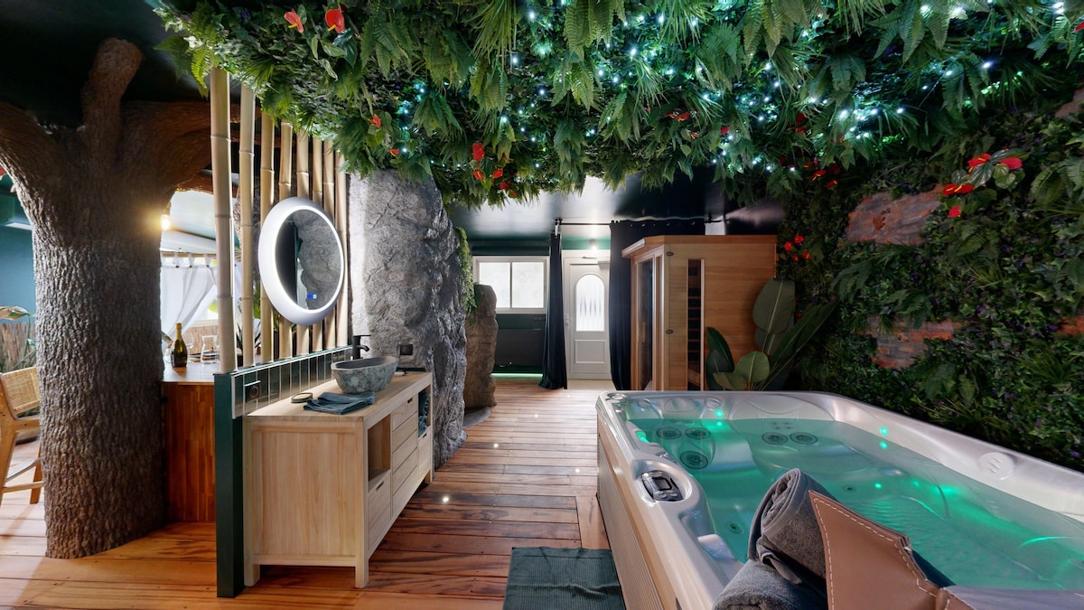 Jungle Love Room with indoor jacuzzi and sauna